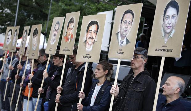Protest von Angehörigen der Opfer vor der Urteilsverkündung im NSU-Prozess.