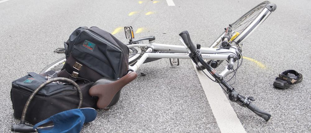 Ein Fahrrad liegt nach einem Verkehrsunfall auf der Straße. 