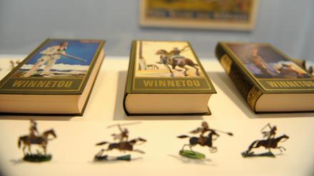 Winnetou-Bücher liegen in einem Museum.