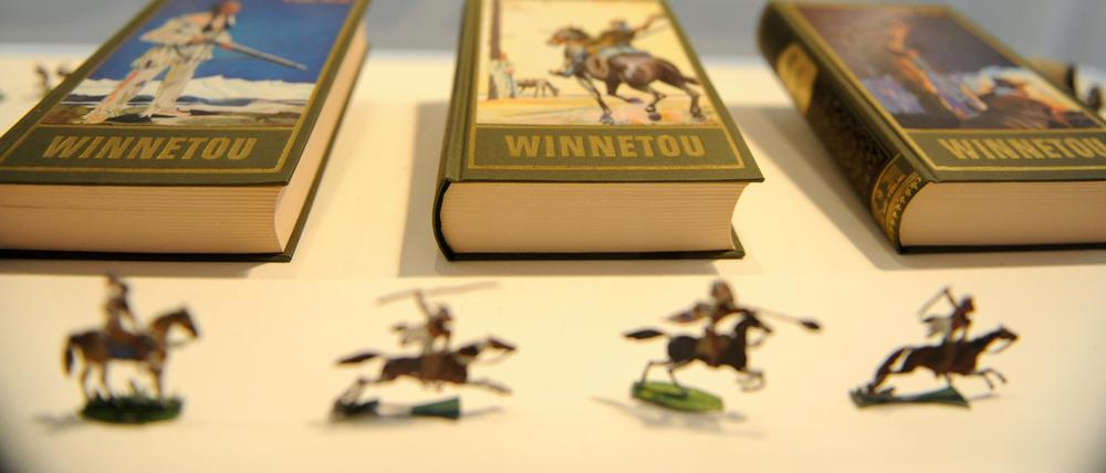 Winnetou-Bücher liegen in einem Museum.