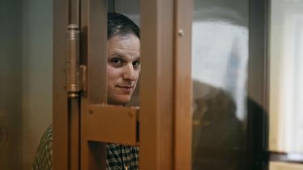 Evan Gershkovich, Journalist und Korrespondenten des „Wall Street Journals“ in Russland, in einem Glaskäfig im Moskauer Stadtgericht. 