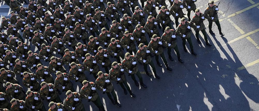 Russische Soldaten marschieren zum Roten Platz, um an einer Generalprobe für die Militärparade zum Tag des Sieges teilzunehmen.