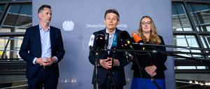 Christian Dürr (FDP, l.), Rolf Mützenich (SPD) und Katharina Dröge (Grüne) treten nach der Einigung vor die Presse.
