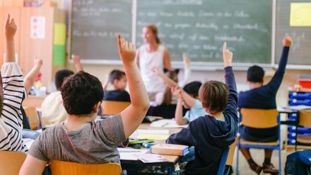 Die Koalition diskutiert wegen des Lehrermangels über eine Kürzung des Pflichtunterrichts, um die Förderangebote zu retten. Berlins Gymnasien lehnen den Vorstoß ab, Grundschulen und die Gewerkschaft applaudieren.