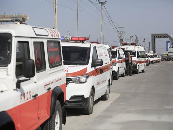 Krankenwagen des palästinensischen Gesundheitsministeriums erreichen den Grenzübergang Rafah im südlichen Gazastreifen.