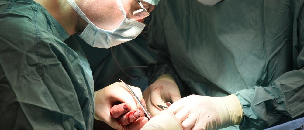 Jahr für Jahr. Operationen schwerer Handverletzungen gehören an Kliniken wie dem Unfallkrankenhaus Marzahn zur traurigen Silvester-Routine.