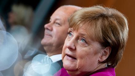Bundeskanzlerin Angela Merkel (r, CDU) und Olaf Scholz (SPD), Bundesfinanzminister, sitzen zu Beginn der Kabinettssitzung im Bundeskanzleramt. 