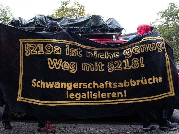 21.09.2018, Berlin: Demonstranten halten ein Transparent mit der Aufschrift §219a ist nicht genug Weg mit § 2018! bei einer Demonstration gegen den "Marsch für das Leben" der Lebensschutzbewegung. Foto: Anne Pollmann/dpa 