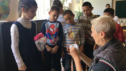 Kinder in Tscherniwzi bekommen Hilfsgüter