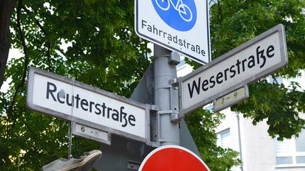 Strassenschilder, Reuterkiez, Neukoelln, Berlin, Deutschland *** Street signs Reuterkiez Neukoelln Berlin Germany  