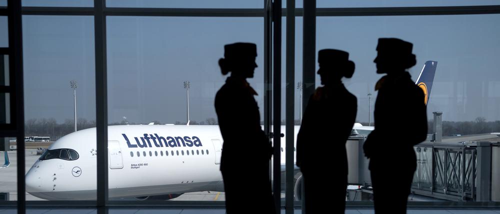 Für die 22.000 Flugbegleiter:innen der Lufthansa gilt ein Beschäftigungsschutz bis Mitte 2024.