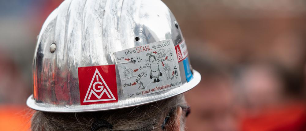  «Ohne Stahl ist alles doof» steht auf dem Helm eines Stahlarbeiters, der sich vor einem Werkstor von Thyssenkrupp an einer Kundgebung der Gewerkschaft IG Metall beteiligt.