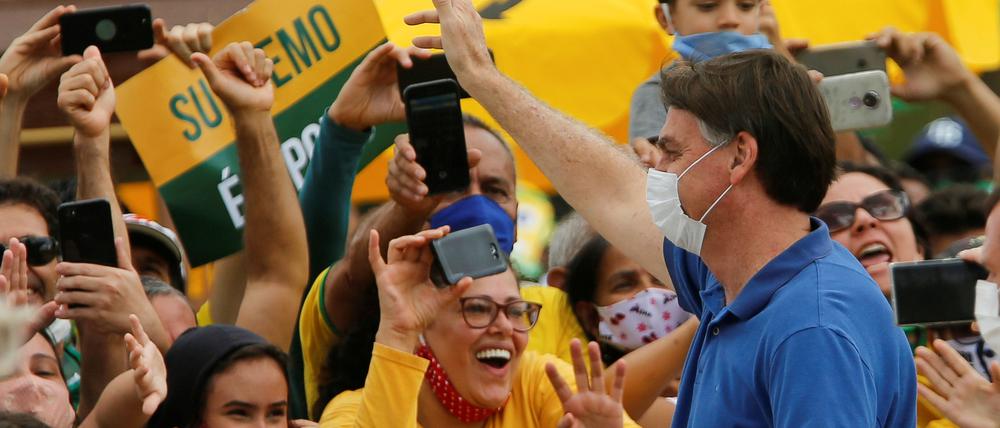 Präsident Jair Bolsonaro begibt sich auch in der Pandemie zu den Menschenmassen.