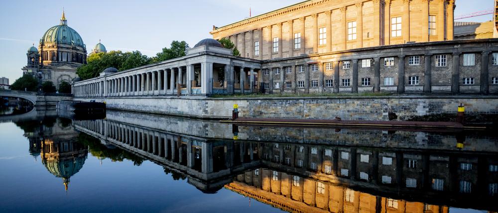 Die Alte Nationalgalerie und der Berliner Dom spiegeln sich in der Spree.