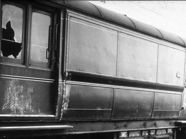 Ein beschädigter Waggon des überfallenen Postzugs, der von Glasgow nach London unterwegs war.