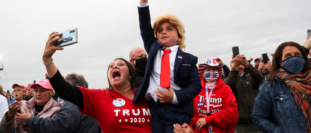 Ein Kind in Trump-Verkleidung auf einer Wahlkampfveranstaltung. 