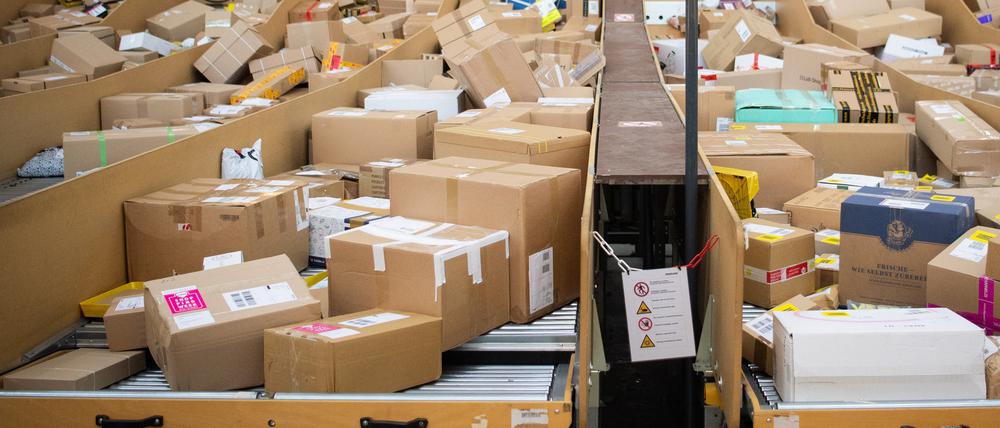 ARCHIV - 18.09.2019, Berlin: Viele Pakete liegen in einem Paketzentrum von Deutsche Post und DHL. (zu dpa «Corona-Pandemie lässt Zahl der Postsendungen in die Höhe schnellen») Foto: Tom Weller/dpa +++ dpa-Bildfunk +++