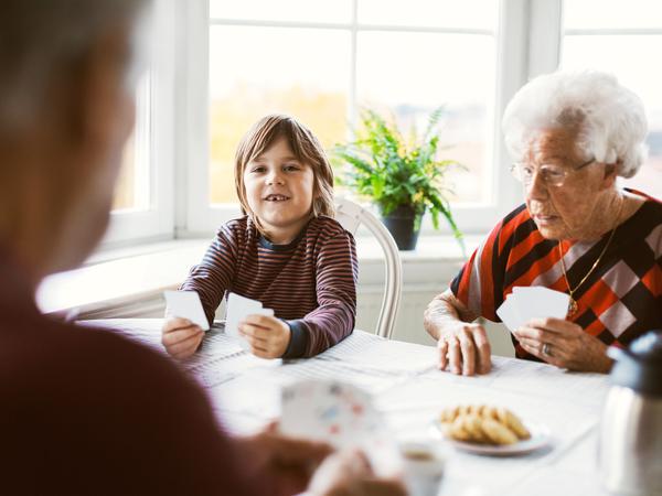 Großeltern sind weniger gestresst als die Eltern und können sich besser auf sie einstellen. 