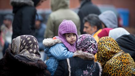 Geflüchtete aus Afghanistan warten am 14.12.2015 am Landesamt für Gesundheit und Soziales (LaGeSo) in Berlin auf die Kleiderausgabe der Hilfsorganisation „Moabit hilft“. 