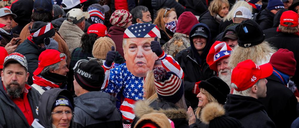 Trump-Unterstützer mit einer Trump-Figur.