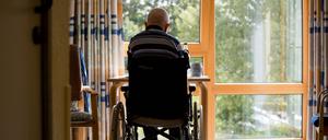Ein an den Rollstuhl gebundener Bewohner in einem Altenpflegeheim.