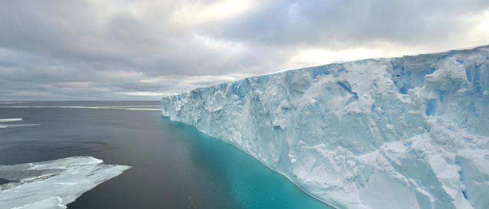 Die „Polarstern“ fuhr durch eine enge Passage zwischen Schelfeis und Eisberg, hier schauten die Forschenden auf den Meeresboden. 