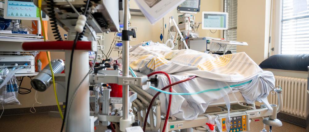 In einem Zimmer der Intensivstation wird ein Patient mit einem schweren Covid-19 Krankheitsverlauf behandelt. 