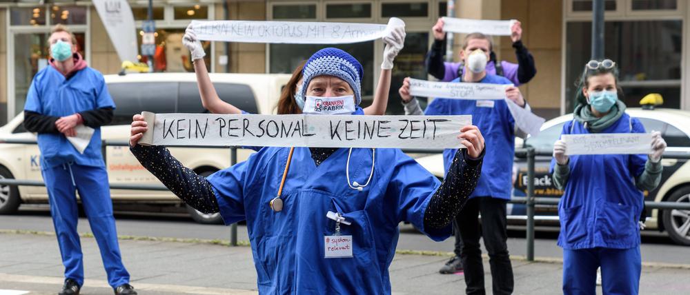  Zum Tag der Pflege protestiert das Aktionsbündnis Gesundheit ohne Profite unter dem Motto Die Pflege schnappt nach Luft vor dem Bundesministerium für Gesundheit in Berlin. 