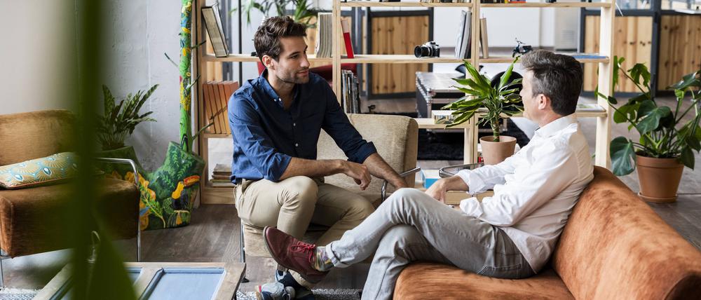 Two businessmen having a discussion in loft office model released Symbolfoto property released PUBLICATIONxINxGERxSUIxAUTxHUNxONLY GIOF04959  