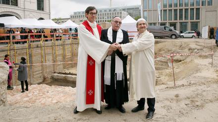 Pfarrer Gregor Hohberg, Rabbiner Andreas Nachama und Imam Kadir Sanci auf der Grundsteinlegung des „House Of One“ 2021.