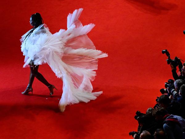 Die Britische Tänzerin und Schauspielerin Nikeata Thompson trägt das aufregendste Outfit bei der Berlinale-Gala.