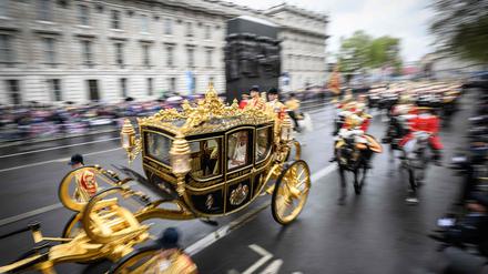 Der britische König Charles III. und seine Königsgemahlin Camilla fahren während der „Königsprozession“ in der Staatskutsche vom Buckingham Palace zur Westminster Abbey – hier wird die Krönung stattfinden. 