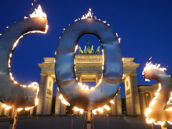 In Flammen: Greenpeace-Aktion vor dem Brandenburger Tor