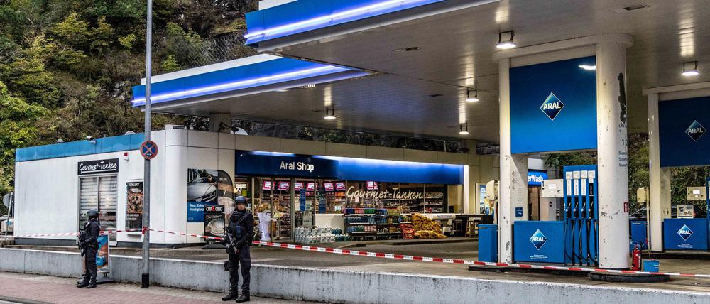 Polizisten sichern am Sonntagmorgen noch die Tankstelle in Idar-Oberstein, Rheinland-Pfalz. 