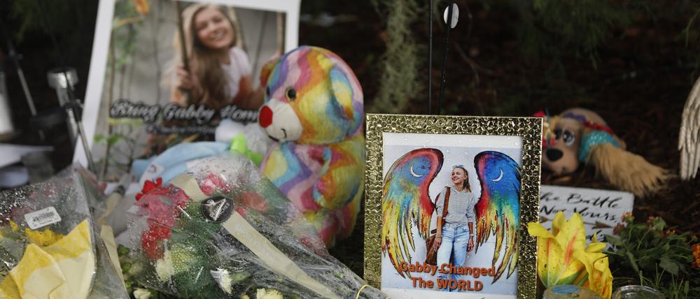 Trauer um Gabby Petito: Anwohner haben eine Gedenkstätte für die 22-Jährige aufgebaut.