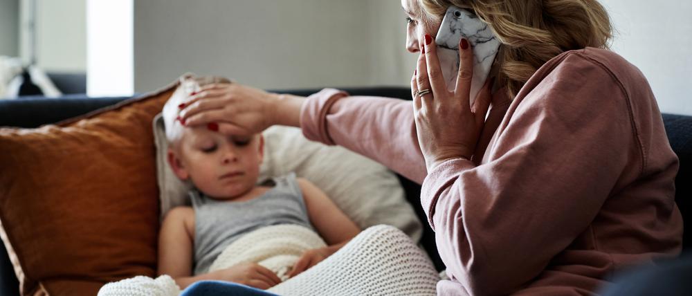 Fieber alleine ist kein Alarmzeichen. Eltern müssen auf weitere Symptome achten.