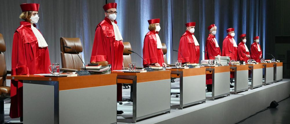 Der Zweite Senat beim Bundesverfassungsgericht verhandelt in der Messe Karlsruhe über Oppositionsklagen gegen die Aufstockung der staatlichen Parteienfinanzierung.