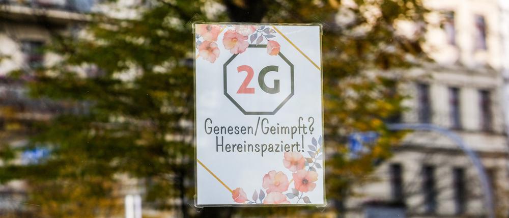 Eine Gaststätte in Prenzlauer Berg informiert ihre Gäste über die 2G-Regel. 