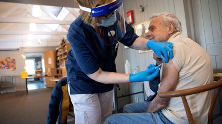 FILE PHOTO: A health worker vaccinates an elderly person with Pfizer's COVID-19 vaccine at a temporary vaccination clinic in a church in Sollentuna, north of Stockholm, Sweden March 2, 2021. Fredrik Sandberg/TT News Agency/via REUTERS  ATTENTION EDITORS - THIS IMAGE WAS PROVIDED BY A THIRD PARTY. SWEDEN OUT. NO COMMERCIAL OR EDITORIAL SALES IN SWEDEN/File Photo