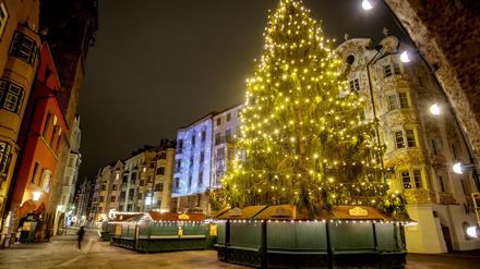 Stille Nacht. Der Weihnachtsbaum in der Innsbrucker Innenstadt ist zwar beleuchtet, doch die Marktstände und die meisten Geschäfte müssen geschlossen bleiben.