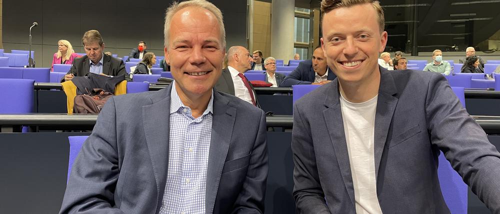 Die beiden SPD-Bundestagsabgeordneten Matthias Miersch (l) und Adis Ahmetovic bei einer Sitzung der SPD-Bundestagsfraktion. 