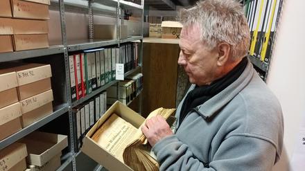Über 15 Jahre war das Zeitgeschichtliche Archiv in Marzahn zu Hause. Jetzt muss es ausziehen. Harald Wachowitz leitet die nach seinen Aussagen größte Zeitungssammlung zu deutsch-deutscher Geschichte. 