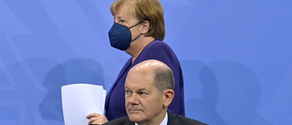 Gemeinsamer Auftritt. Die geschäftsführende Bundeskanzlerin Angela Merkel (CDU) und ihr designierter Nachfolger Olaf Scholz (SPD), noch Finanzminister, erläutern die Beschlüsse der Ministerpräsidentenkonferenz.