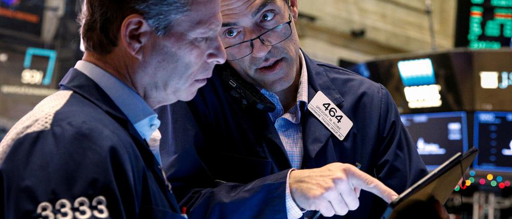 Traders work on the floor of the New York Stock Exchange (NYSE) in New York City, U.S., December 2, 2021.  REUTERS/Brendan McDermid