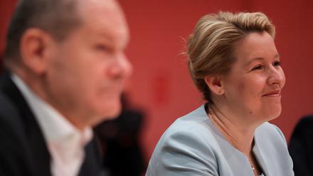 Haben allen Grund zur Freude: Franziska Giffey (r) und Olaf Scholz (beide SPD).