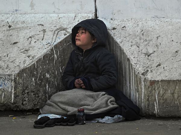 Ein Kind auf den Straßen von Kabul, im Dezember 2021.