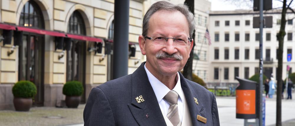 Noblesse oblige. Joachim Lenk ist Rezeptionist der ersten Stunde im Hotel Adlon am Pariser Platz.