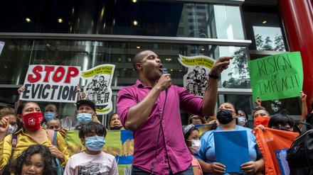 Jabari Brisport hält eine Rede bei einer Demonstration gegen Zwangsräumungen im Sommer 2021 in New York.