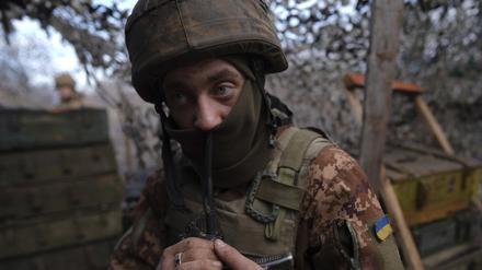 Ein ukrainischer Soldat spricht in ein Walkie-Talkie an der Front zu zu von pro-russischen Separatisten gehaltenen Gebiet in der Nähe von Svitlodarsk in der Ostukraine.