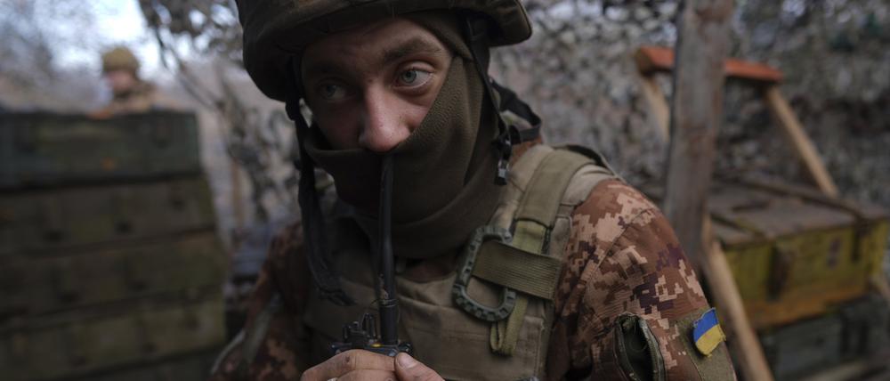 Ein ukrainischer Soldat spricht in ein Walkie-Talkie an der Front zu zu von pro-russischen Separatisten gehaltenen Gebiet in der Nähe von Svitlodarsk in der Ostukraine.